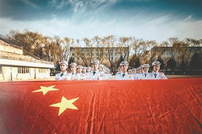 王彩桦女儿回应与妈妈亲吻：从小就喜欢，没被强迫